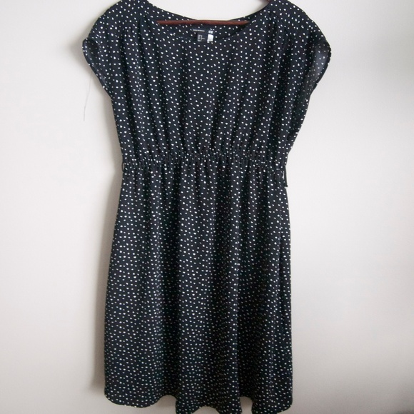 H&M |🌟Host Pick 🌟 Maternity Heart Print Dress - Picture 2 of 4